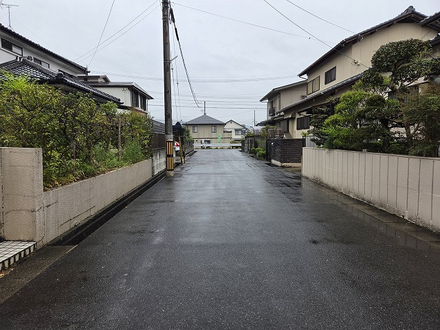 小牧市古雅４丁目　売地の前面道路含む現地写真|南東側　幅員約６ｍ。