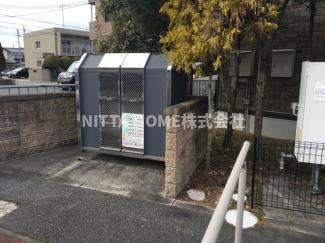 グランシャリオⅡA棟のエントランス|敷地内にゴミ捨て場があります＊