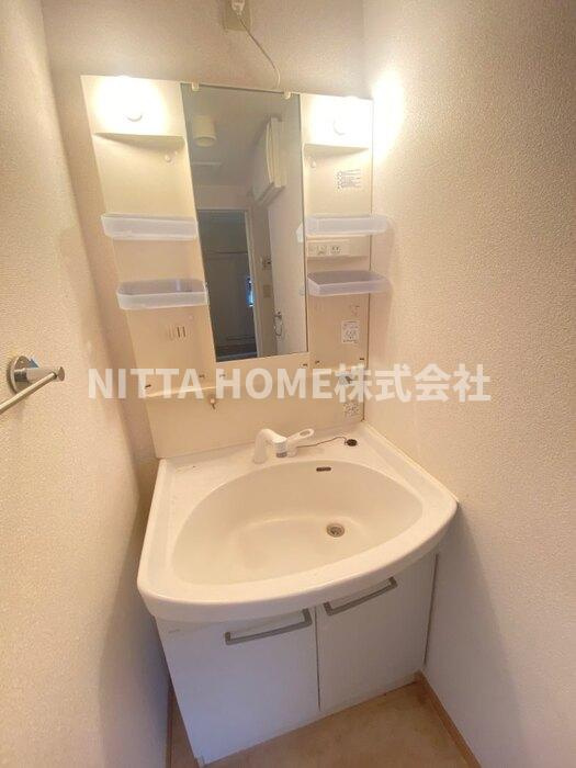 グランシャリオⅡA棟の洗面所|独立洗面台で朝の身支度はバッチリ◎