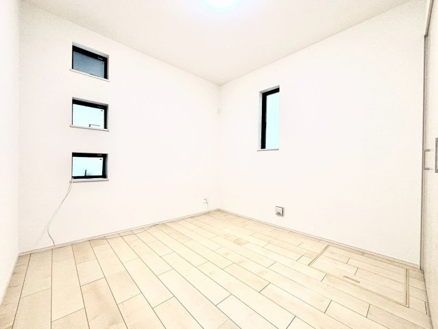 練馬区下石神井4丁目　新築戸建　残1棟の洋室|白を基調としたお部屋は光を反射するため、お部屋が明るく美しく見えますね！