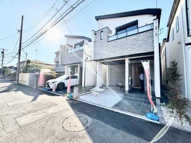 練馬区下石神井4丁目　新築戸建　残1棟の外観|カースペースもしっかり確保。車での移動が欠かせないファミリーにも嬉しいプランです。