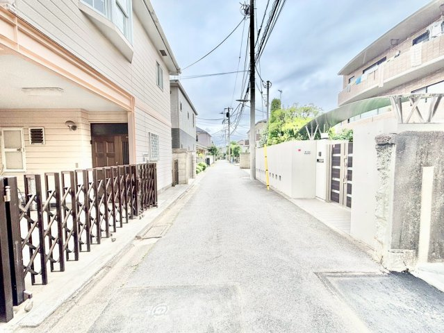 練馬区下石神井4丁目　新築戸建　残1棟の前面道路含む現地写真|現地は、第一種低層住居専用地域ならではの静かで落ち着いた住環境！
