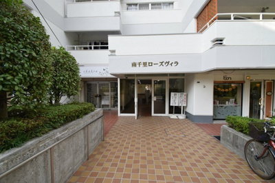 【エントランス】 | 南千里ローズヴィラ | エイブル売買事業部では、箕面市・豊中市・吹田市・池田市・茨木市・高槻市の北摂エリア全域で、物件のご紹介を致しております。北摂エリアにて購入物件をお探しの際は、当社までお問合せ下さいませ。