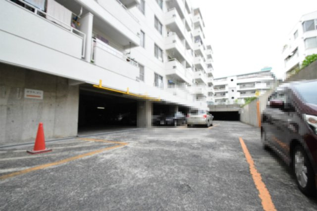 【駐車場】 | 南千里ローズヴィラ | こちらのサイトに掲載されている全ての物件が、当社にてご紹介可能です！気になる物件がありましたら、弊社スタッフまでお気軽にお問合せ下さいませ。