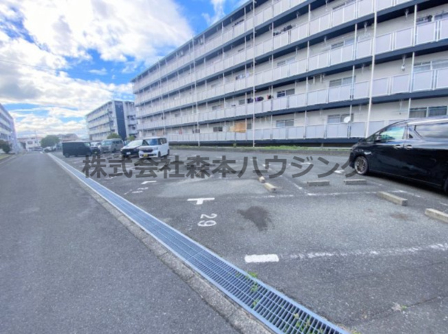 【駐車場】 | 　ビレッジハウス春日Ⅰ　6号棟 | 車をお持ちの方に嬉しい駐車場付きの物件です
