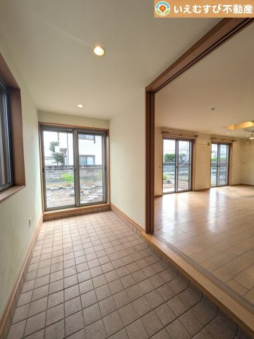 邑楽郡大泉町吉田　中古戸建の玄関|玄関とお庭の2WAY玄関
便利な動線の2WAY！ガーデニングや外遊びもはかどりそう♪