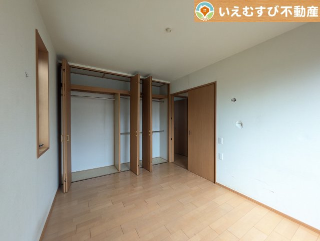 邑楽郡大泉町吉田　中古戸建の洋室|ナチュラルな色合いでシンプルな内装
シンプルな内装のお家なので飽きが来ずコーディネートも楽しそうですね♪
