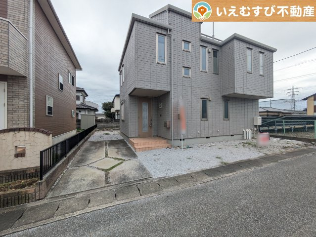 邑楽郡大泉町吉田　中古戸建の駐車場|2台駐車可能なスペース完備
玄関への動線が近い駐車スペースで天気が悪い日でも乗り降りしやすい♪