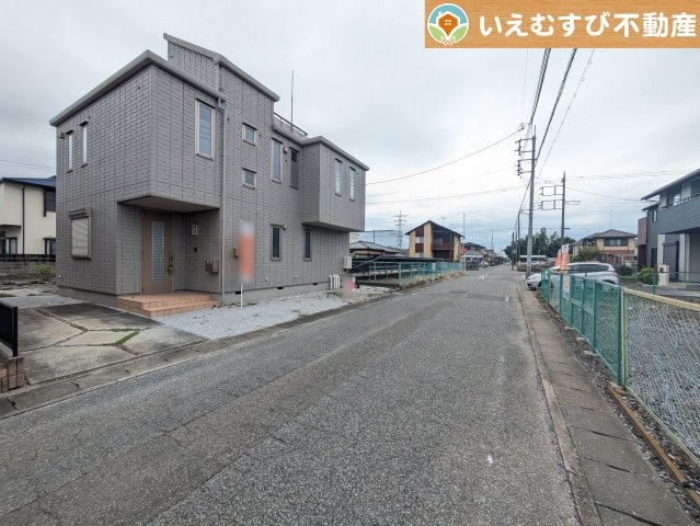 邑楽郡大泉町吉田　中古戸建の前面道路含む現地写真|充分な広さの6ｍ前面道路
間口が広くお車の出し入れも問題なく行えるスペースが確保されています♪