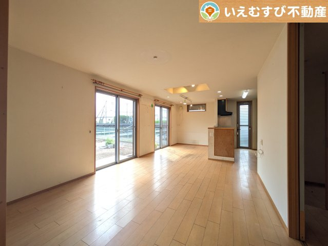邑楽郡大泉町吉田　中古戸建の居間・リビング|ナチュラルな色合いで落ち着いた印象のリビングダイニング
ぬくもりのあるナチュラルな空間。グリーンを飾っても相性が良さそうですね♪