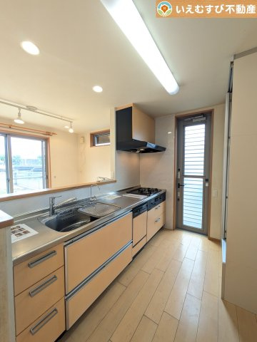 邑楽郡大泉町吉田　中古戸建のキッチン|リビングのお子様を見守りながらお料理ができる対面キッチン
様子を見たり会話をしながら過ごせるキッチンで楽しく料理ができますね！