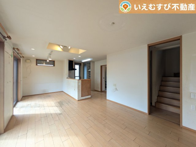 邑楽郡大泉町吉田　中古戸建の居間・リビング|開放感と採光にこだわったＬＤＫ
南面が広いリビングなので日当りがよく開放的で家族みんなでくつろげる空間♪