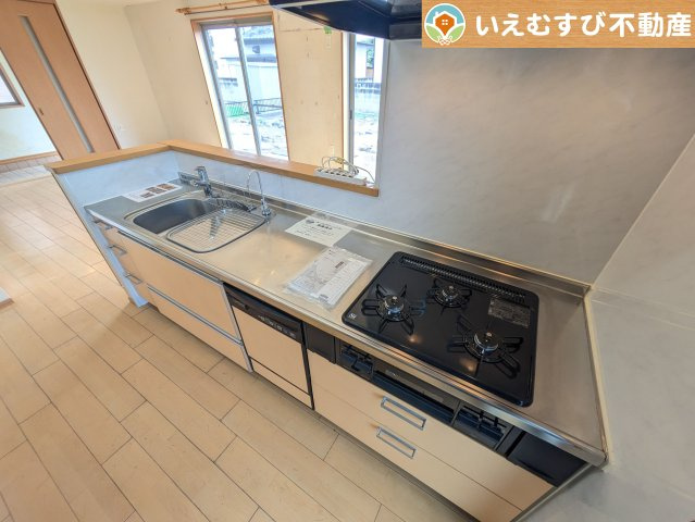 邑楽郡大泉町吉田　中古戸建のキッチン|機能性収納性に溢れるキッチン
収納もたっぷり付いていてすっきり片付く！毎日楽しくお料理が出来そうです！