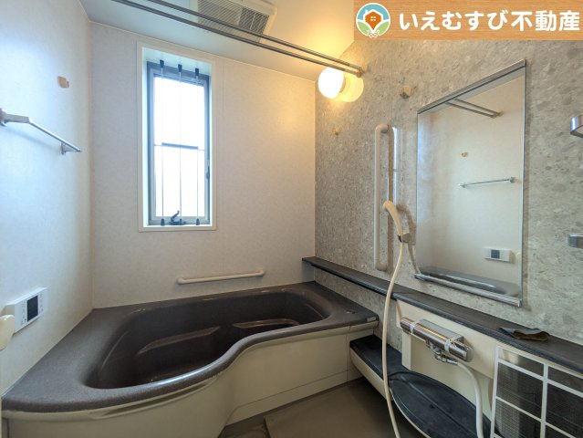邑楽郡大泉町吉田　中古戸建の浴室|モダンな配色の落ち着いた浴室
クールトーンの壁面がアクセントになっておしゃれ！窓付きで空気の入れ替えも出来ます！