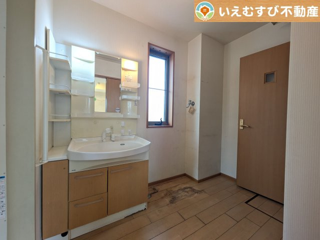 邑楽郡大泉町吉田　中古戸建の独立洗面台|ゆとりの広さの洗面室
洗濯機を置いても余裕のある広さ！家事をするにも身支度するにも便利な広さですね！