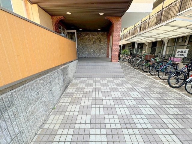 ミスターK上新庄のエントランス