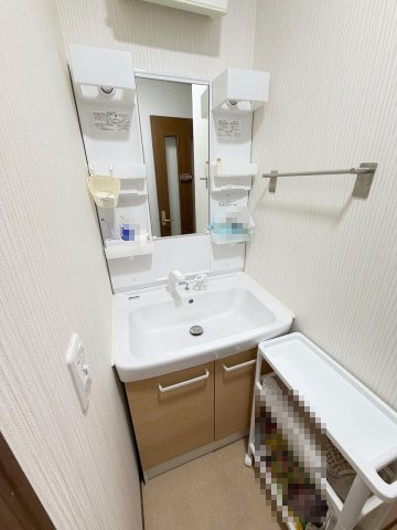 三郷市戸ケ崎3丁目　中古戸建の独立洗面台|1階の独立洗面台です。
