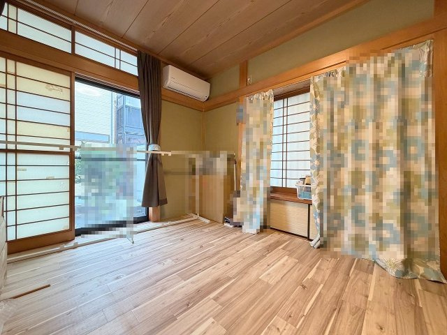 三郷市戸ケ崎3丁目　中古戸建の和室|1階リビング横の和室です。現在はマットを敷いてます。