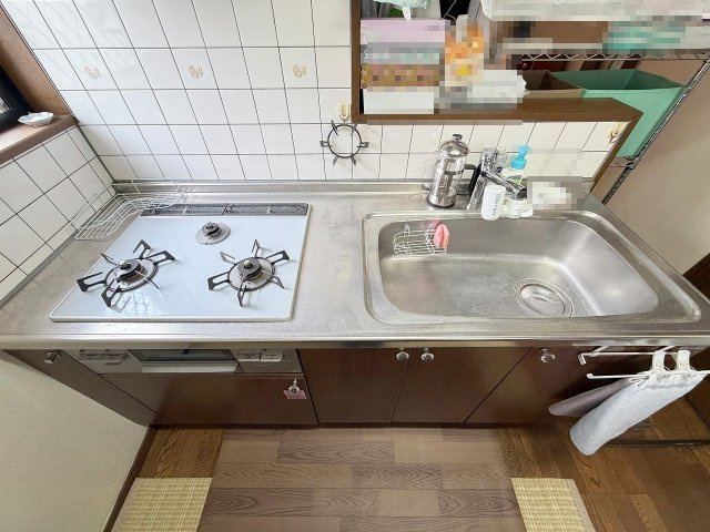 三郷市戸ケ崎3丁目　中古戸建のキッチン|1階のキッチンです。3口ガスコンログリル付きシステムキッチン。