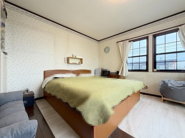 三郷市戸ケ崎3丁目　中古戸建の洋室|3階のバルコニーに面した明るい洋室10帖。