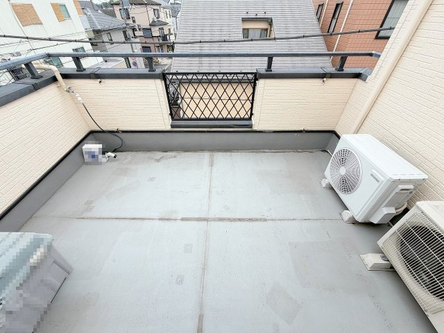 三郷市戸ケ崎3丁目　中古戸建のバルコニー|3階の南向きワイドバルコニーです。