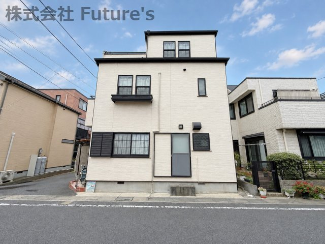 三郷市戸ケ崎3丁目　中古戸建の外観|東南角地につき陽当たり良好。