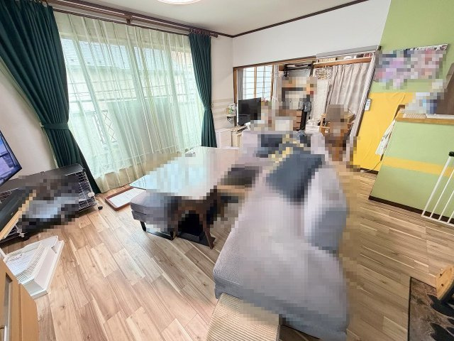 三郷市戸ケ崎3丁目　中古戸建の居間・リビング|2階のリビング16帖。南向きに窓が広がり明るく開放的です。