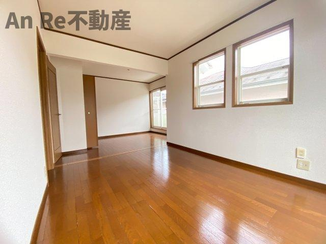 川口市戸塚６丁目の一戸建ての居間・リビング