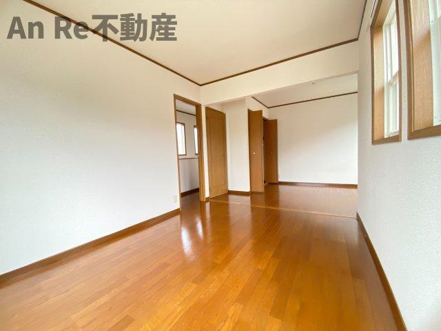 川口市戸塚６丁目の一戸建ての居間・リビング