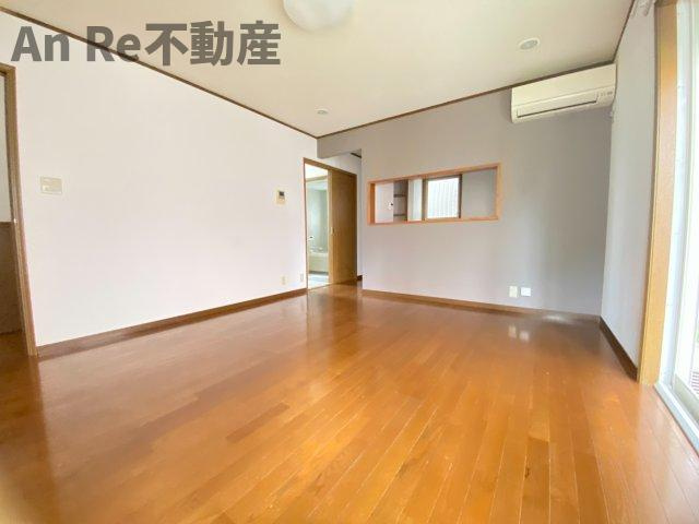 川口市戸塚６丁目の一戸建ての居間・リビング