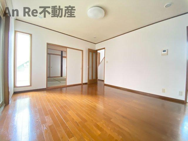 川口市戸塚６丁目の一戸建ての居間・リビング
