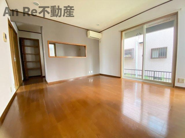 川口市戸塚６丁目の一戸建ての居間・リビング