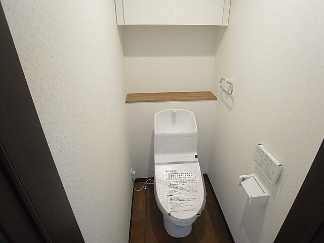 神戸市長田区六番町６丁目のハイツのトイレ|ウォシュレット、上部にも収納棚も有ります