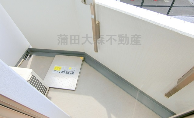コンフォリア西蒲田のバルコニー|西向き洋室側の物干し金具付きのバルコニー