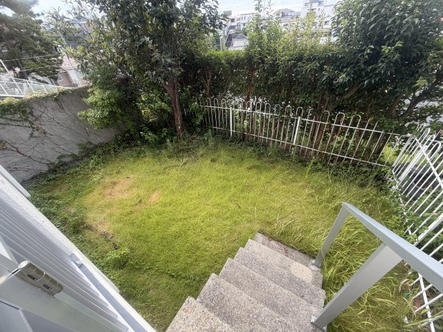 朝霧マンションA棟の庭