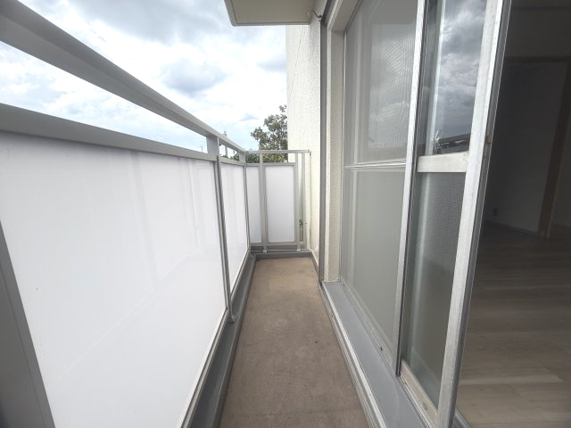 朝霧マンションA棟のバルコニー
