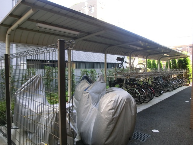 カラコレス篠崎のその他共用部分|屋根付き駐輪場。