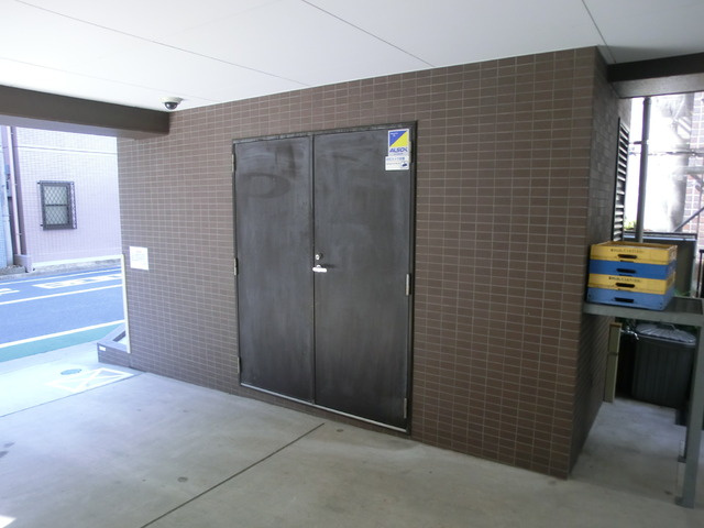 カラコレス篠崎のその他共用部分|便利な敷地内ゴミ集積場。
