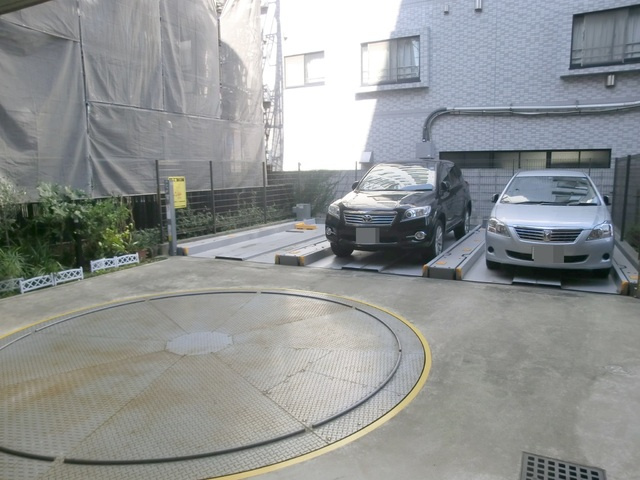カラコレス篠崎の駐車場|ターンテーブル付の駐車場。（要確認）