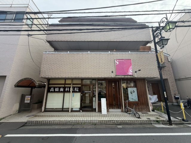 フォレスト西大島の外観|1階には店舗が入り、住居部分は2階以上に配置されています。