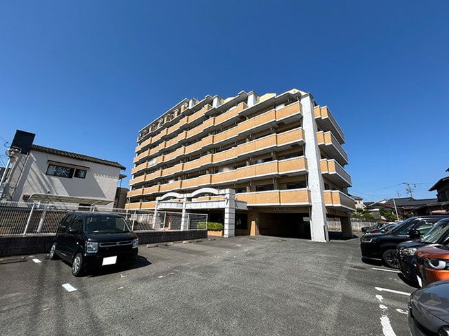 【外観】 | シティマンション春日☆仲介手数料無料☆ | 閑静な住宅街に佇みながら、博多南駅まで徒歩11分の便利な立地。駅へのアクセスも良好で、静かで落ち着いた環境の中、快適な毎日を過ごせます。