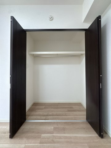 【収納】 | シティマンション春日☆仲介手数料無料☆ | クローゼットにはハンガーパイプと上部棚を備え、奥行きを生かした収納力のある設計。衣類や荷物をすっきり整理でき、居室を広く快適に使えます。