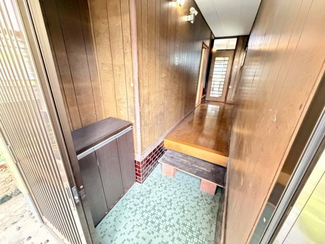 泉北郡忠岡町忠岡北二丁目　戸建の玄関|板張りでレトロな雰囲気のエントランス