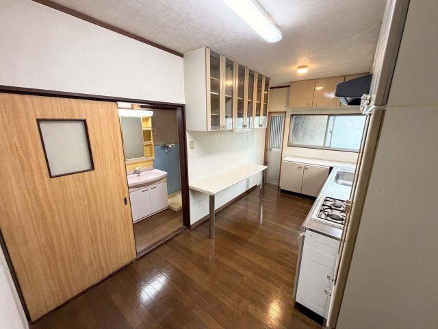 泉北郡忠岡町忠岡北二丁目　戸建の居間・リビング|勝手口有り！水回りが集まり便利な動線