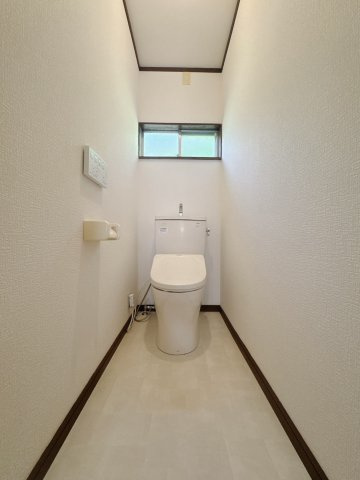 【中古戸建】足利市大前町のトイレ|■トイレ｜白を基調とした清潔感溢れるトイレになっています。トイレには窓がついていますので常に換気をすることができ清潔を保てます♪