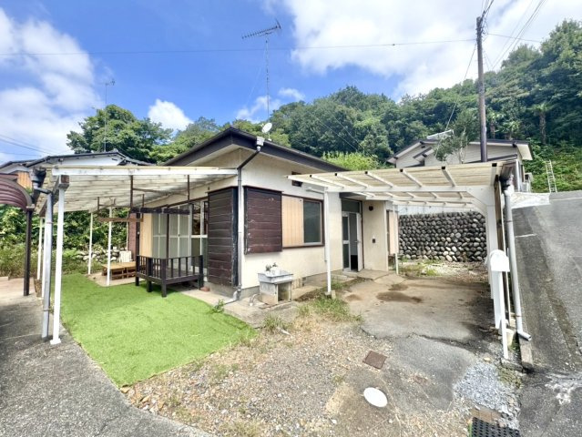 【中古戸建】足利市大前町の外観|■外観｜愛車を雨や雹、鳥の糞などから守ることができる嬉しいカーポート付き♪