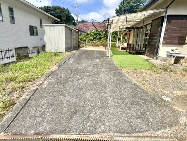 【中古戸建】足利市大前町の庭|■外観｜広々とした駐車スペースで楽々駐車可能！車の出入りやすれ違いもスムーズで日々の運転も安心して行えます♪