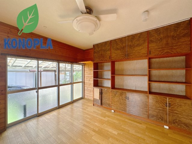 【中古戸建】足利市大前町の居間・リビング|■洋室｜南側に面した洋室は、日当たりもよく、風通しも良い空間です。リビングとしても活用できます♪