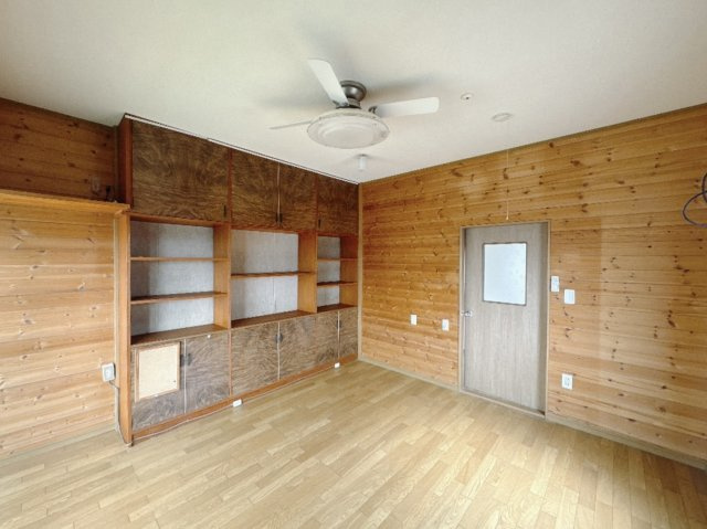 【中古戸建】足利市大前町の洋室|■洋室｜木目調のフローリングは、ほっと心和む空間。様々な種類のインテリアグリーンを取り入れれば緑あふれる明るい空間にもなります。
