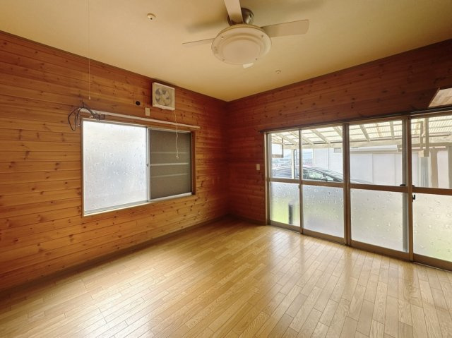 【中古戸建】足利市大前町の洋室|■洋室｜ほっと安らぐ落ち着いたナチュラルな色合い。ウッドの質感でお部屋も心もやさしいぬくもりに包まれます。明るい日差しが降り注ぐお部屋に、居心地の良さを感じます♪